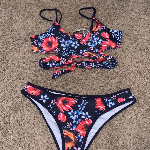 BRAND NEW Cupshe Floral Bikini! - Picture 2 of 3